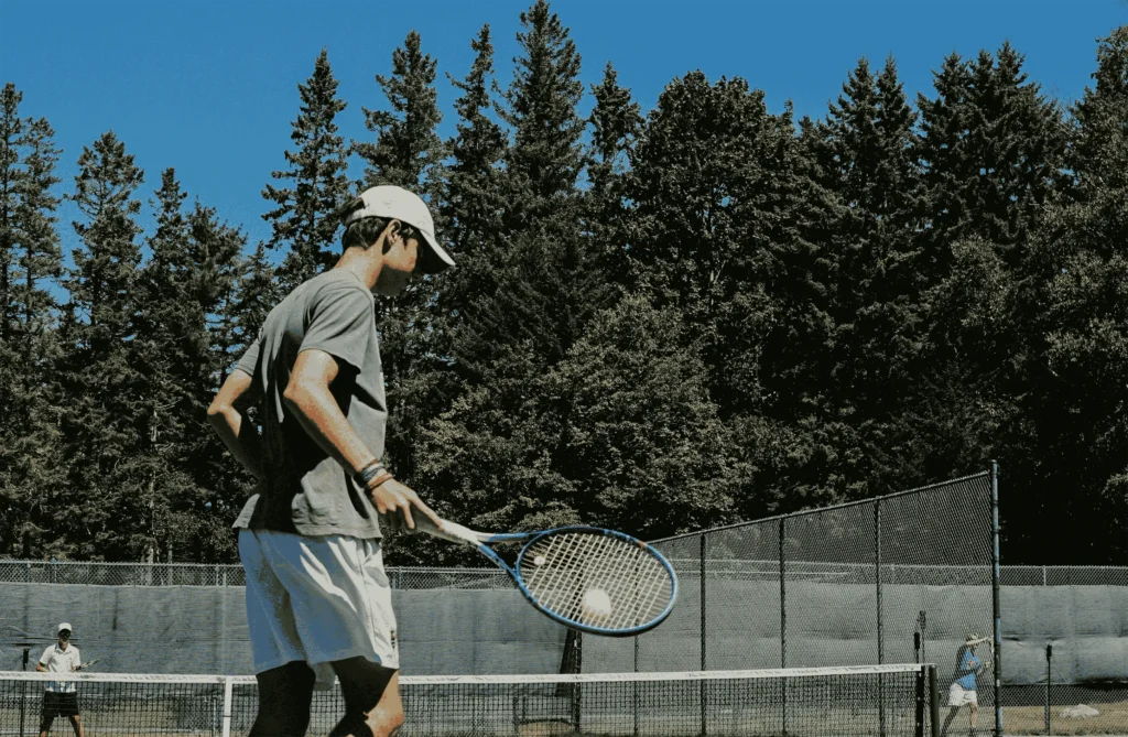 Jouer au tennis est une activité passionnante qui nécessite une combinaison d'habiletés techniques, de stratégie, de préparation physique et de mental.